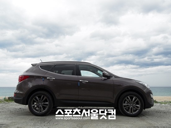 현대자동차 신형 싼타페가 지난달 1만423대 판매돼, 올 들어 월별 가장 많이 팔린 차에 뽑혔다.