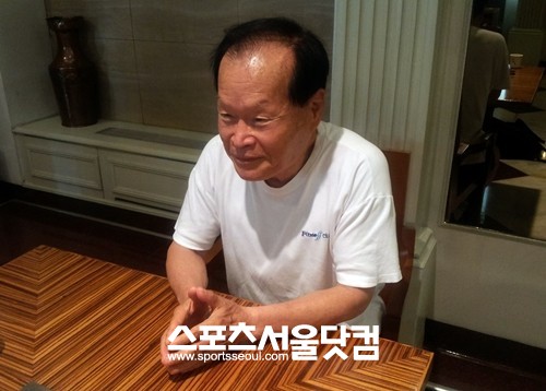 이갑돈 회장이 원로가수들의 생활고를 이야기하고 있다. / 이금준 기자