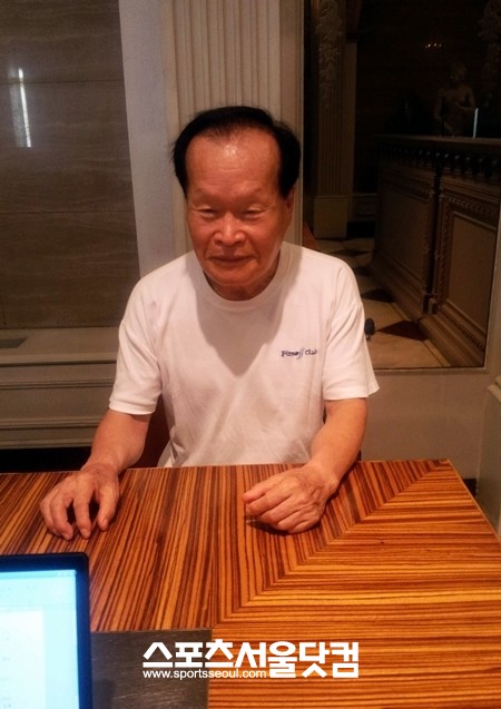 이갑돈 원로가수협회장은 취재진의 인터뷰 요청에 반가움을 감추지 못했다./ 이금준 기자