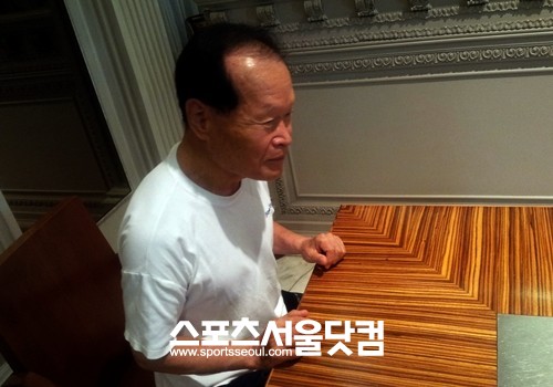 이갑돈 회장은 고마운 후배 가수들도 있다며 이름을 기억했다. / 이금준 기자