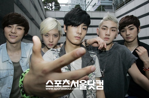 11일 첫 번째 미니앨범 액션 발매를 앞둔 그룹 뉴이스트. 민현, 렌, JR, 백호, Aron(왼쪽부터)./임영무 기자