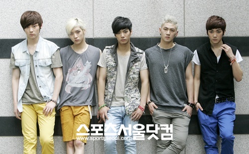 무대 위에선 강렬한 퍼포먼스를 펼치지만 알고보면 미소년인 뉴이스트의 다섯 남자. 민현, 렌, JR, 백호, Aron(왼쪽부터)./임영무 기자