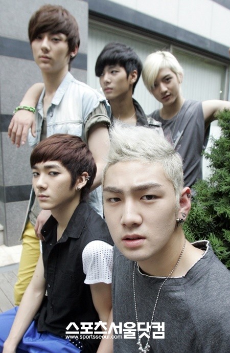 새 앨범에서 업그레이드한 모습을 보여주겠다는 뉴이스트의 Aron(앞 왼쪽)과 백호(앞 오른쪽)./임영무 기자