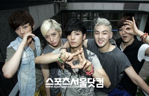 뉴이스트 멤버들이 귀여우면서도 강렬한 매력을 발산하고 있다. 민현, 렌, JR, 백호, Aron(왼쪽부터)./임영무 기자