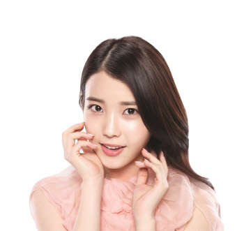 더샘 화장품 모델인 아이유.