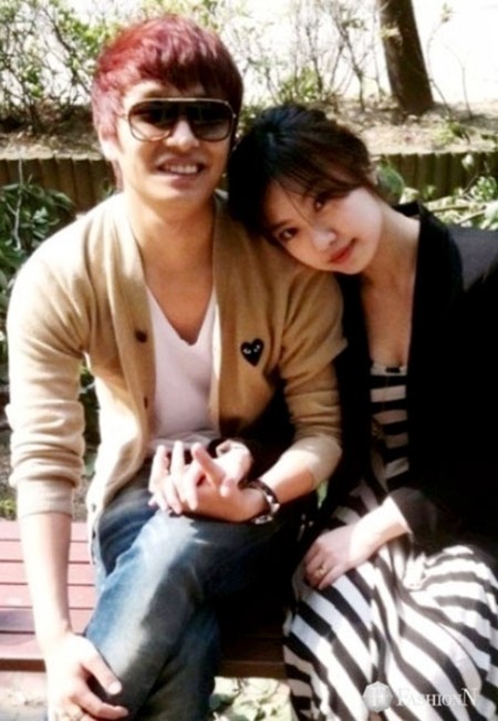 공식연인 사이먼도미닉과 레이디제인이 다정한 포즈를 취하고 있다. / 패션앤 제공