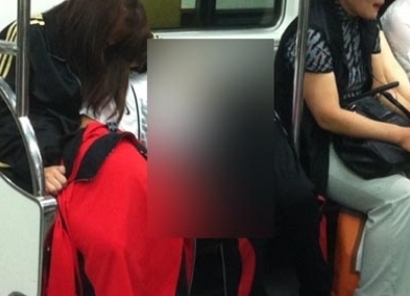 서울 지하철 6호선에서 민망한 스킨십을 나누는 커플./온라인 커뮤니티 캡처