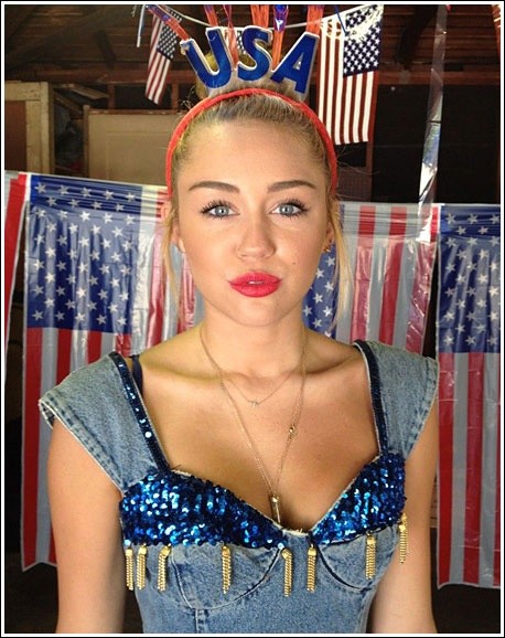 마일리 사이러스가 섹시미 넘치는 사진을 공개했다./마일리 사이러스 트위터