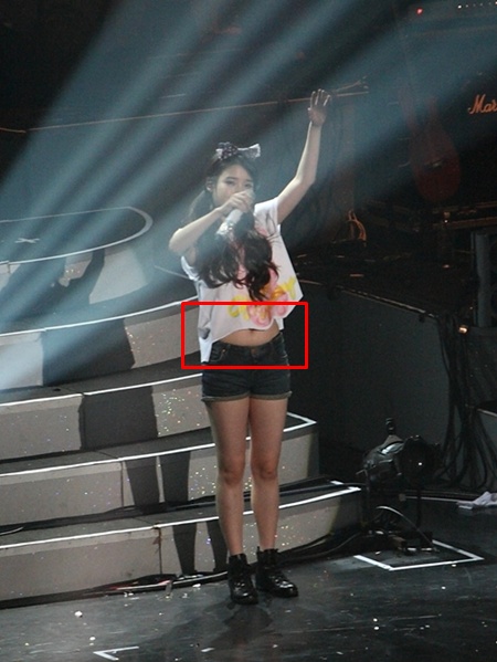 아이유가 뱃살을 노출한 채 공연에 집중하고 있다./온라인 커뮤니티