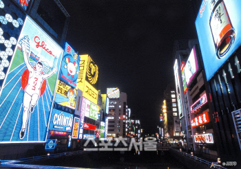 번쩍번쩍한 분위기가 눈을 사로잡는 오사카 도톤보리 강 일대.