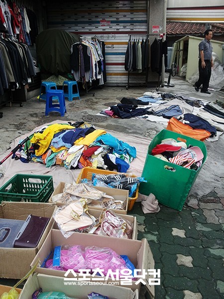 11일 지하철 동묘앞역에 가판대에 중고의류가 놓여있다. /황원영 기자