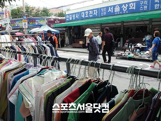 11일 황학시장에 중고의류가 판매되고 있다. 지나가는 사람들이 옷을 구경하고 있다.