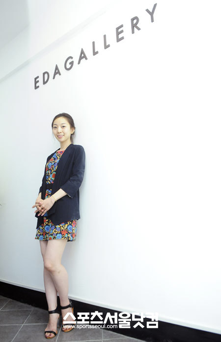 이다 갤러리 입구에서 환한 미소로 포즈를 취한 정 작가. 사진=배정한 기자