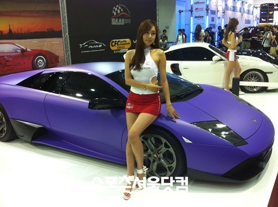 2012 서울오토살롱에서 레이싱걸들이, 슈퍼카 람보르기니 튜닝카 옆에서 포즈를 취하고 있다./황준성 기자