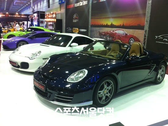 2012 서울오토살롱에 포르쉐, 람보르기니 등 다양한 슈퍼카들이 전시돼 있다./ 황준성 기자