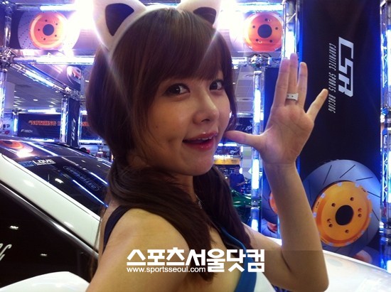 레이싱걸이 2012 서울오토살롱에서 포즈를 취하고 있다.