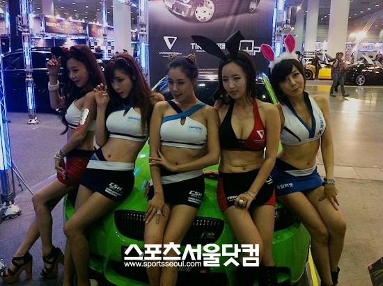 2012 서울오토살롱에서 레이싱걸들이 개성 살린 의상을 입고 포즈를 취하고 있다.