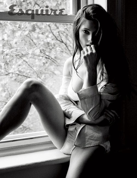 그린이 란제리를 입은 채 과감한 포즈를 취하고 있다.