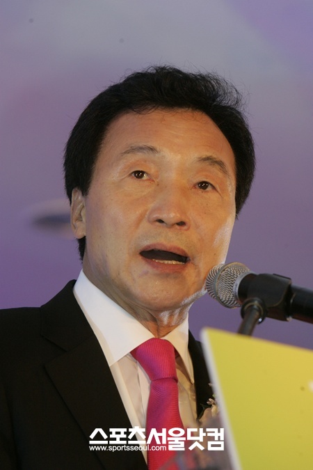 손학규 민주통합당 상임고문은 12일 서강대에서 열린 토크배틀 저녁이 있는 삶에 참석해 섬에 갇혀 민주주의를 경험하지 못한 것에 연민을 느낀다며 박근혜 전 새누리당 비상대책위원장의 한계를 지적했다. / 더팩트 DB