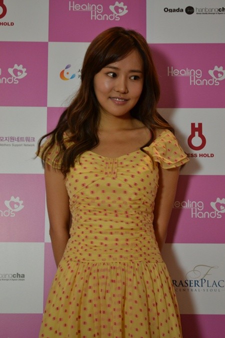 12일 힐링핸즈 캠페인 발대식에 참석한 오산하가 포즈를 취하고 있다./프레스홀드 제공