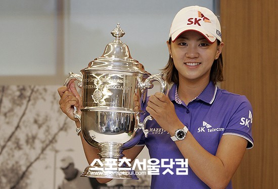 US여자오픈에서 우승한 최나연이 10일 저녁 인천 영종도 스카이72 클럽하우스에서 열린 기자회견에서 우승트로피를 들고 포즈를 취하고 있다. / 영종도 = 임영무 기자