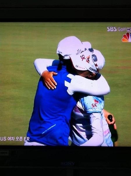 박세리(왼쪽)가 자신의 뒤를 이어 US오픈 우승컵을 들어 올린 후배 최나연과 감격적인 포옹을 하고 있다. / SBS Golf 중계방송 캡처