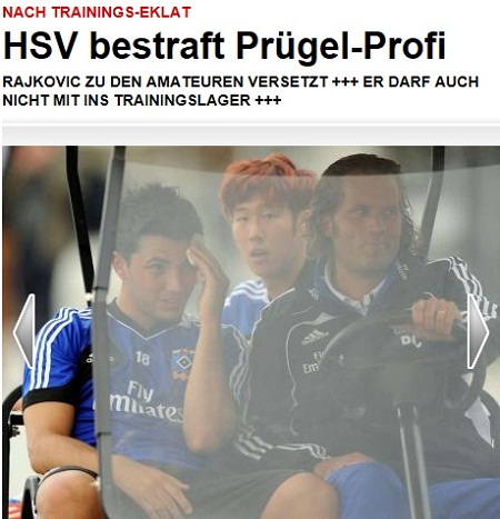 손흥민(가운데)과 라이코비치의 몸싸움 과정에서 이마를 다친 아슬란(왼쪽)이훈련장을 빠져나가고 있다. / 빌트 캡처