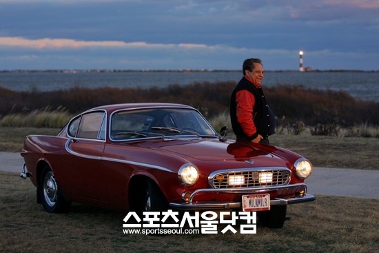 볼보자동차 최초의 스포츠카 모델인 P1800S(위)가 지구 118바퀴 이상 돈 476만km를 달리며 세계 최장거리 주행기록을 연일 갱신하고 있다.