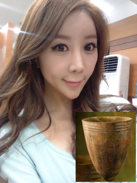 한 네티즌이 원자현 리포터의 날카로운 턱선을 빗살무늬토기(오른쪽 아래)에 비유했다./원자현 트위터, 온라인 커뮤니티