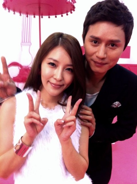 가수 보아(왼쪽)와 김민종이 활짝 웃으며 카메라를 바라보고 있다./보아 트위터