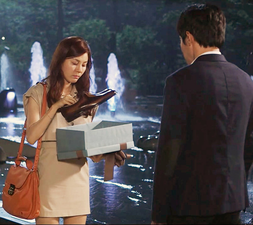 드라마 신사의 품격에서 김하늘이 장동건에게 선물한 구두가 화제가 되고 있다.