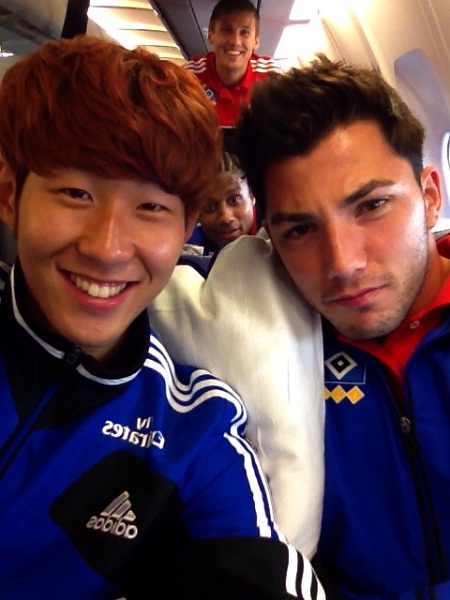 함부르크의 손흥민이 절친 톨가이 아슬란과 한국행 비행기 안에서 셀프 카메라로 사진을 찍고 있다. / 손흥민 트위터