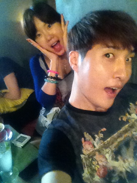 근황을 공개한 개그맨 김기수(앞)이 안선영과 함께 셀카를 찍고 있다./김기수 트위터