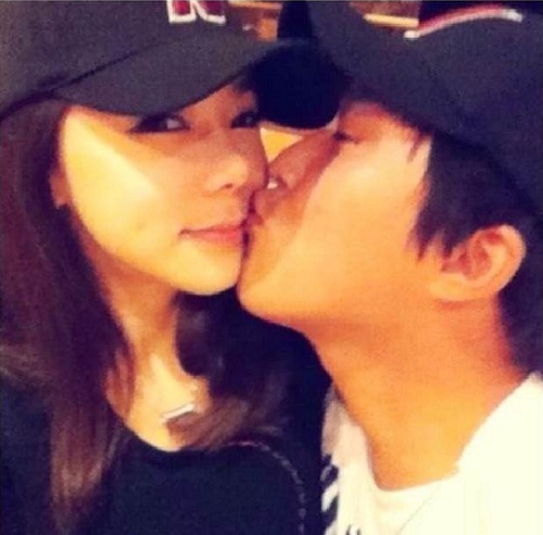 넥센 김영민(오른쪽)이 4살 연상 레이싱 모델 김나나에게 애정 공세를 펼치고 있다. / 김영민 카카오 스토리