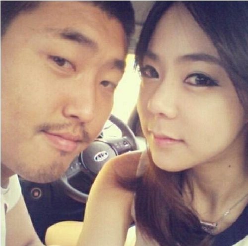 김영민(왼쪽)은 지난 7월 4일 김영민의 멘탈 스승님이라는 제목으로 김나나와 찍은 사진을 올렸다. / 김영민 카카오 스토리