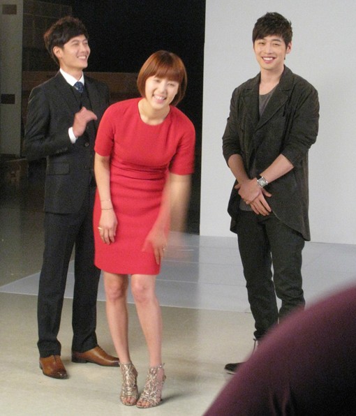 드라마 포스터 촬영현장 사진이 공개되면서 배우 한지혜의 몸매가 네티즌들의 눈길을 끌고 있다./메이퀸 공식 트위터