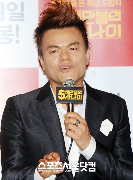 박진영인 방송에 출연해 과거 비닐옷을 입었던 이유에 대해 밝혔다./더팩트DB