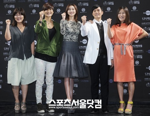 모델 장윤주(가운데)가 도수코 촬영에서 이혜주 편집장(오른쪽)과 팽팽히 맞섰다./더팩트DB