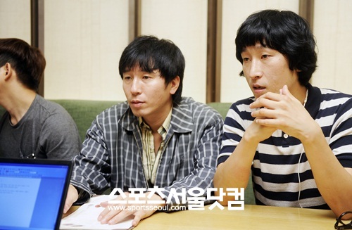 코빅3 녹화 전 인터뷰에 응한 형제 개그맨 이춘복(왼쪽)과 이강복./ 배정한 기자