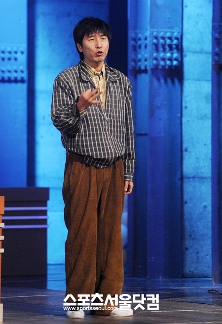 개그맨 이춘복이 코빅3 녹화 전 리허설에 임하고 있다.