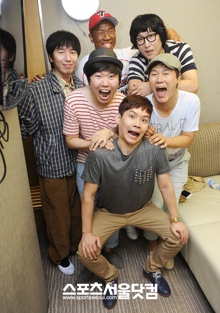 이춘복(맨 왼쪽)이 속한 코빅3 흔들바위 팀이 대기실에서 포즈를 취했다.