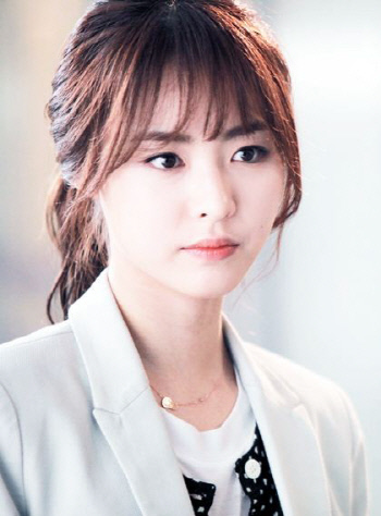 꾸민듯 안꾸민듯 자연스러운 메이크업과 헤어스타일로 눈길을 끄는 SBS 유령의 배우 이연희.