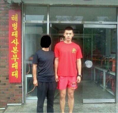 해병대 활동복을 입은 현빈의 사진이 공개돼 화제를 모으고 있다./온라인 커뮤니티 캡처