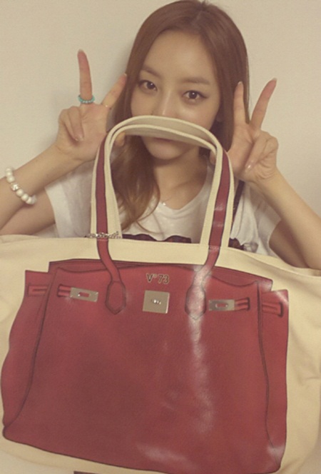 구하라가 선물 받은 에코백을 인증했다./ 구하라 트위터