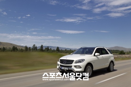 메르세데스-벤츠 M클래스가 신사의 품격에서 주인공 장동건의 애마로 나오면서 큰 인기를 얻고 있다.