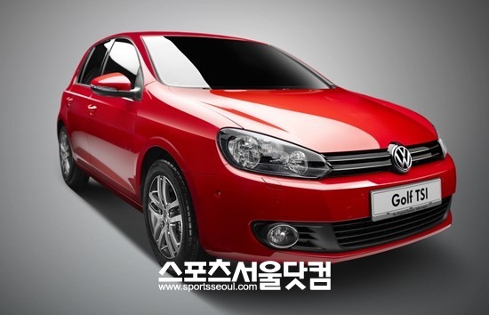 2PM 멤버 닉쿤이 24일 새벽 2시45분쯤 자신의 애마 골프를 타고 음주운전해 불구속 입건됐다./ 골프 TSI