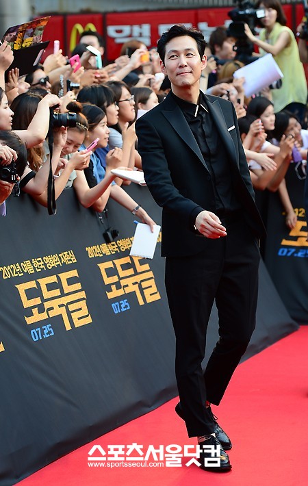 24일 오후 서울 삼성동 코엑스 아셈광장에서 열린 영화 도둑들의 레드카펫 행사에 참석한 배우 이정재가 팬들을 바라보고 있다.   /이새롬 기자