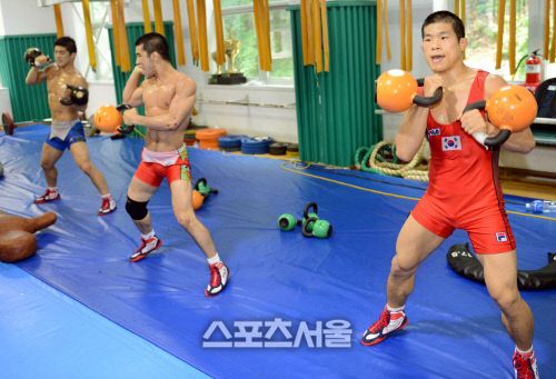[스포츠서울] 2012 런던올림픽 레슬링 국가대표 정지현(오른쪽)이 지난 3일 태릉선수촌에서 진행된 미디어데이에서 훈련에 열중하고 있다. 태릉 | 김도훈기자 dica@sportsseoul.com