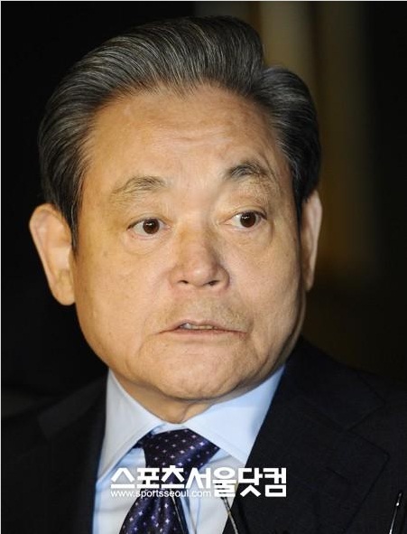 25일 서울중앙지방법원에서 이건희 삼성전자 회장과 이맹희 씨 간 상속분쟁 대한 3번째 공판이 열렸다.