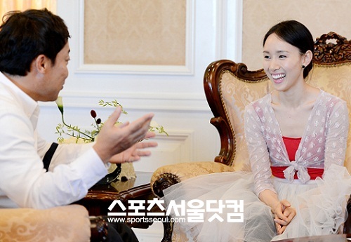 오랜 기간 미국에서 공부하면서 외로웠지만, 골목대장 놀이를 하며 풀었다고 말한 곽위원장 말에 웃음이 터진 서희. 두 사람은 오랜 국외 생활을 경험한 공통점을 두고 시종일관즐겁게 얘기를 나눴다.